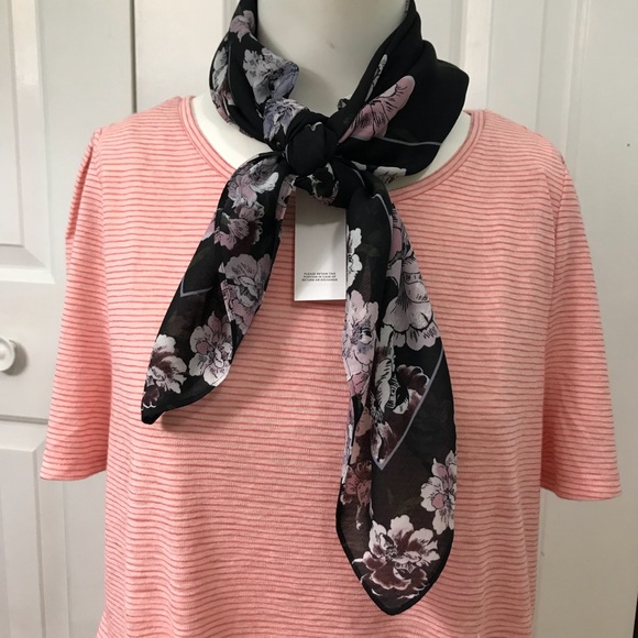 ONE LEFT‼️ LOFT outlet🌺 Floral Accent Scarf - Picture 5 of 7